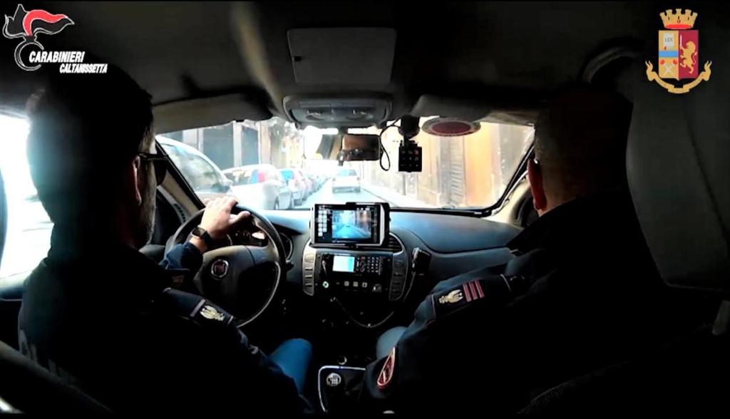Al momento stai visualizzando Evade dai domiciliari e si barrica da un amico: arrestato a Caltanissetta