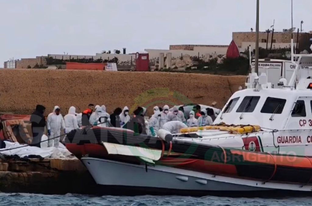 Al momento stai visualizzando Autopsie in corso per le 19 vittime del naufragio a Lampedusa