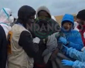 Scopri di più sull'articolo Tragedia nel Mediterraneo: 71 migranti dispersi, 2 corpi trovati a Lampedusa