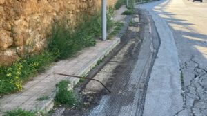 Scopri di più sull'articolo Via Demetra a rischio: strada danneggiata con ferro esposto pericoloso