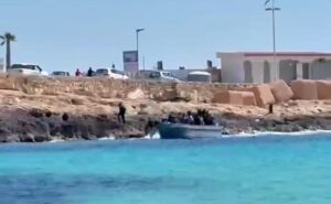 Scopri di più sull'articolo A Lampedusa continuano gli sbarchi: l’ultimo autonomo sulla scogliera Guitgia