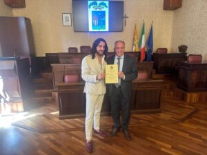 Scopri di più sull'articolo Vincenzo Galluzzo, l’attore aragonese, accolto dal Libero Consorzio di Agrigento