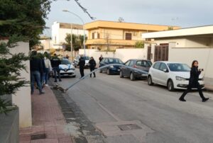 Scopri di più sull'articolo Forte vento abbatte un palo della luce, caos nel traffico a San Leone