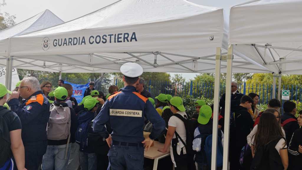 Al momento stai visualizzando Piccoli studenti dell’Agrigentino in visita alla Capitaneria di Porto Empedocle