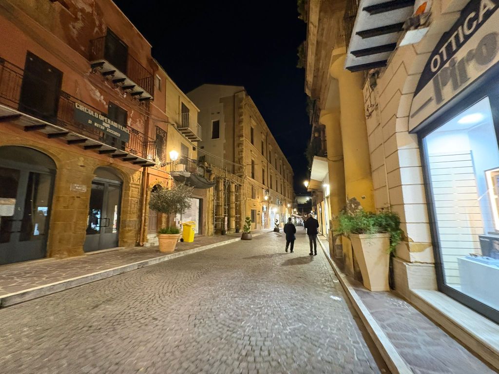 Al momento stai visualizzando Furto di borsello in un locale: denunciata per spese con carta rubata