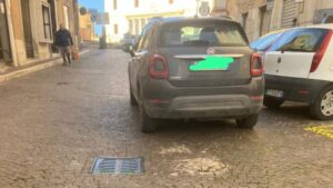 Scopri di più sull'articolo Parcheggio irregolare, acceso dibattito tra il presidente del Consiglio e una cittadina