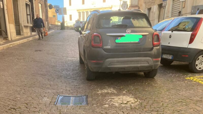 Al momento stai visualizzando Parcheggio irregolare, acceso dibattito tra il presidente del Consiglio e una cittadina