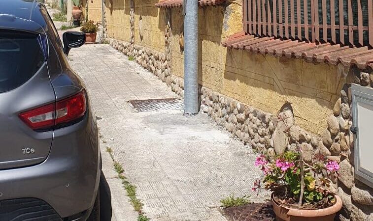 Al momento stai visualizzando Un nuovo palo della luce riaccende via Gela dopo sette anni di attesa