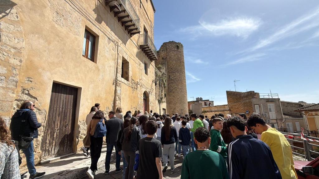 Al momento stai visualizzando Studenti dell’IC “Leonardo Sciascia” esplorano il Castello Chiaramontano