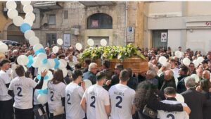 Scopri di più sull'articolo Gabriele Vaccaro: un commovente tributo con striscioni e maglie numero due