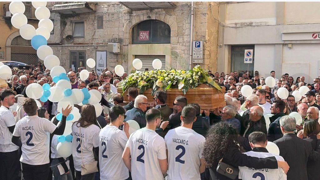 Al momento stai visualizzando Gabriele Vaccaro: un commovente tributo con striscioni e maglie numero due