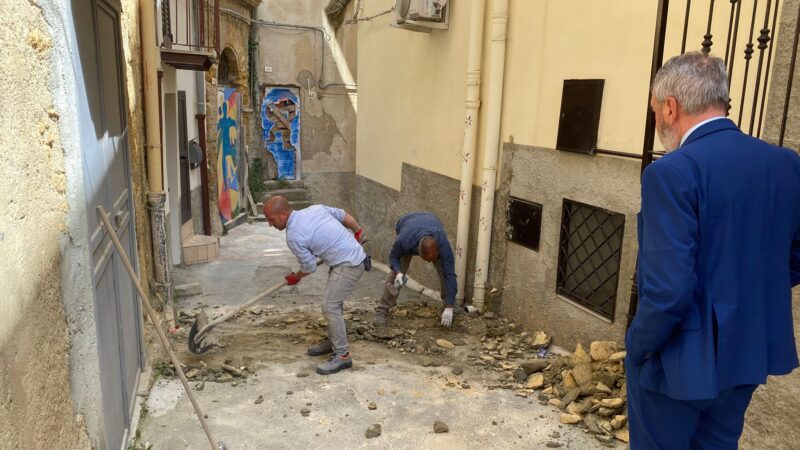 Al momento stai visualizzando Sindaco interviene dopo la denuncia di Report Sicilia: abbattuto il muro “del pianto