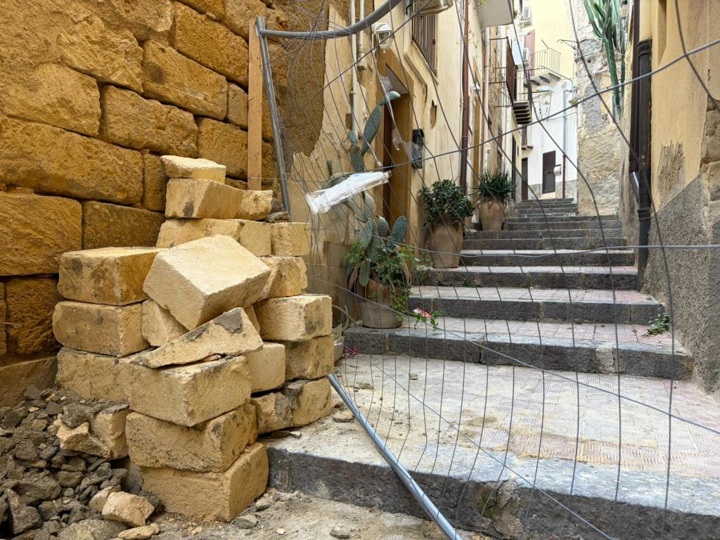 Al momento stai visualizzando Via Saponara chiusa per rischio crollo: residenti evacuati in emergenza
