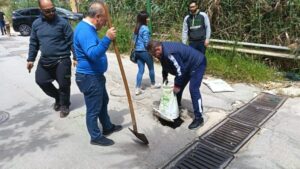 Scopri di più sull'articolo Il candidato sindaco Di Rosa ripara buche dimenticate con pala e bitume