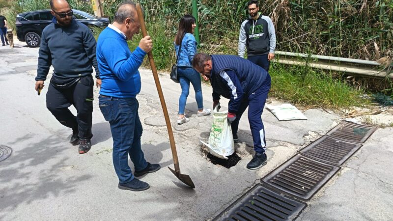 Al momento stai visualizzando Il candidato sindaco Di Rosa ripara buche dimenticate con pala e bitume