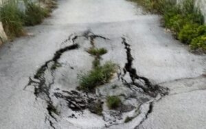 Scopri di più sull'articolo Strada di Via Di Salvo in pessime condizioni, residenti bloccati in casa