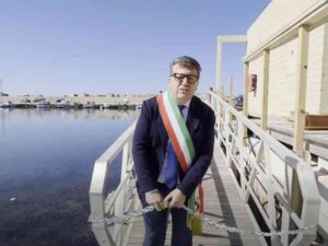 Scopri di più sull'articolo Porto Palo: il sindaco chiude simbolicamente il pontile per la posidonia e lancia una petizione