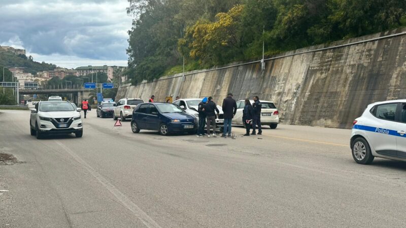 Al momento stai visualizzando Incidente tra due auto in centro: traffico in tilt ma nessun ferito