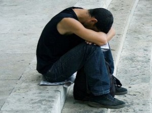 Scopri di più sull'articolo Giovani costretti a emigrare: salari bloccati e tasse insostenibili
