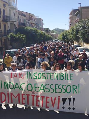 Al momento stai visualizzando Naro: grande partecipazione in piazza contro l’aumento della TARI