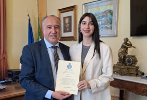 Scopri di più sull'articolo Federica Rotulo, neo laureata, premiata dal presidente Pendolino