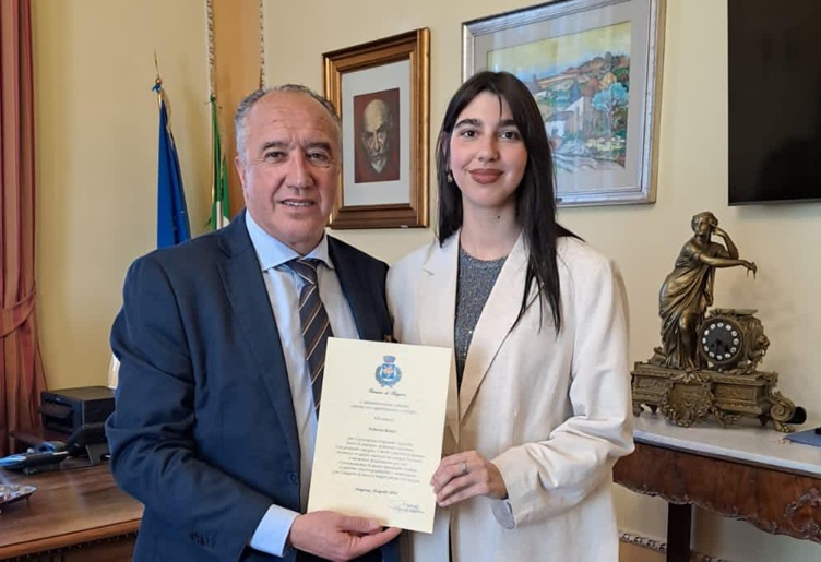 Al momento stai visualizzando Federica Rotulo, neo laureata, premiata dal presidente Pendolino