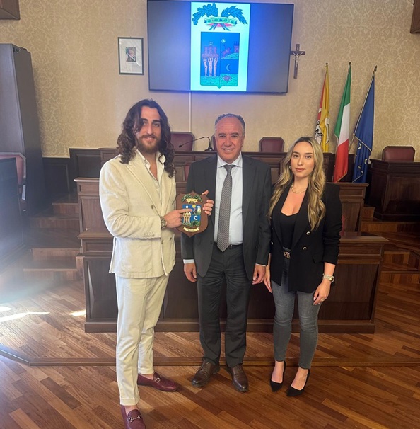 Al momento stai visualizzando Vincenzo Galluzzo, Gesù nel “Vangelo di Giuda”, riceve un riconoscimento dal Presidente Pendolino