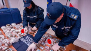 Scopri di più sull'articolo Scoperti 42 chili di hashish in un’auto dalla polizia municipale