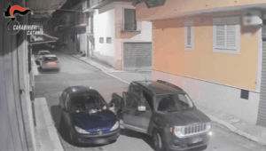 Scopri di più sull'articolo Due arresti per un attentato con bomba molotov tra rivali in amore