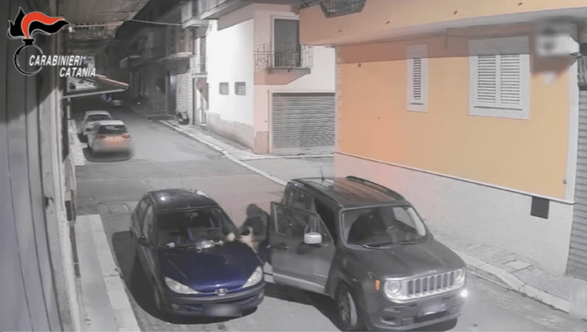 Al momento stai visualizzando Due arresti per un attentato con bomba molotov tra rivali in amore