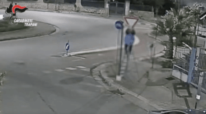 Scopri di più sull'articolo Denunciato per aver sostituito i cartelli stradali in città (VIDEO)