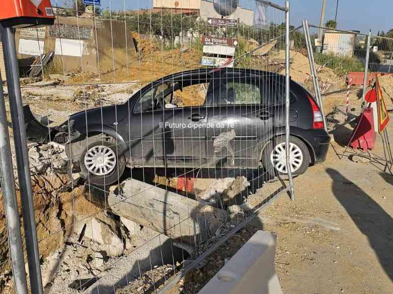 Al momento stai visualizzando Incidente: auto cade negli scavi della strada per i Fiori