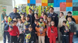 Scopri di più sull'articolo Polizia di Stato regala uova di Pasqua ai giovani dell’associazione “Stella Polare”