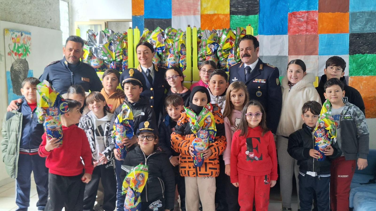 Al momento stai visualizzando Polizia di Stato regala uova di Pasqua ai giovani dell’associazione “Stella Polare”