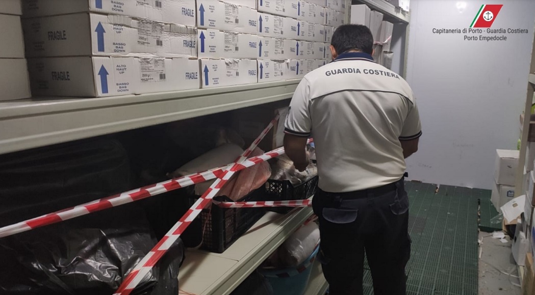 Al momento stai visualizzando Pesca illegale nell’Agrigentino: chiusi ristoranti e sequestrata tonnellata di pesce