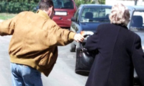 Al momento stai visualizzando Denunciato in breve tempo un 19enne per lo scippo a un’anziana a Licata