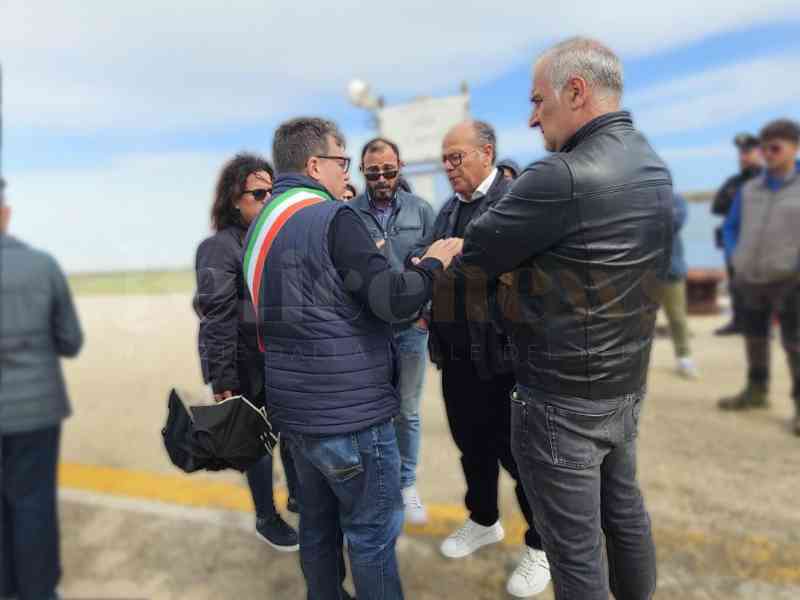 Al momento stai visualizzando Rimozione della posidonia a Porto Palo di Menfi: tecnici regionali in azione