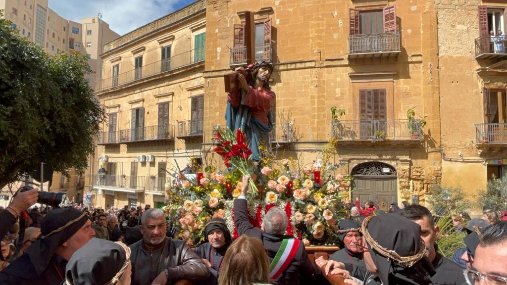 Al momento stai visualizzando Processione del Venerdì Santo ad Agrigento: il sindaco Miccichè rende omaggio con fiori