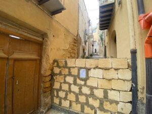Scopri di più sull'articolo Sgombero di tre famiglie in Via Saponara: strada chiusa e polemiche in corso