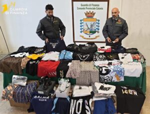 Scopri di più sull'articolo Sequestrati oltre 3.000 capi di abbigliamento contraffatto nel blitz della polizia