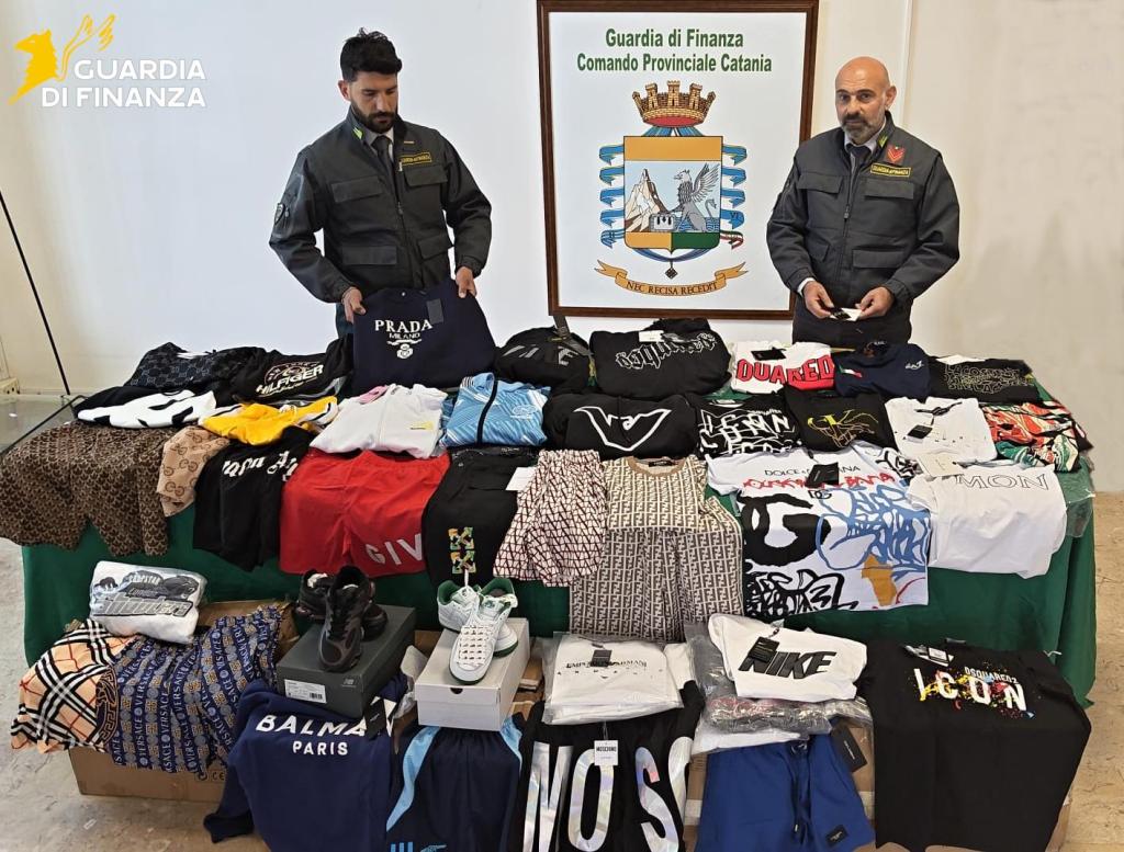 Al momento stai visualizzando Sequestrati oltre 3.000 capi di abbigliamento contraffatto nel blitz della polizia