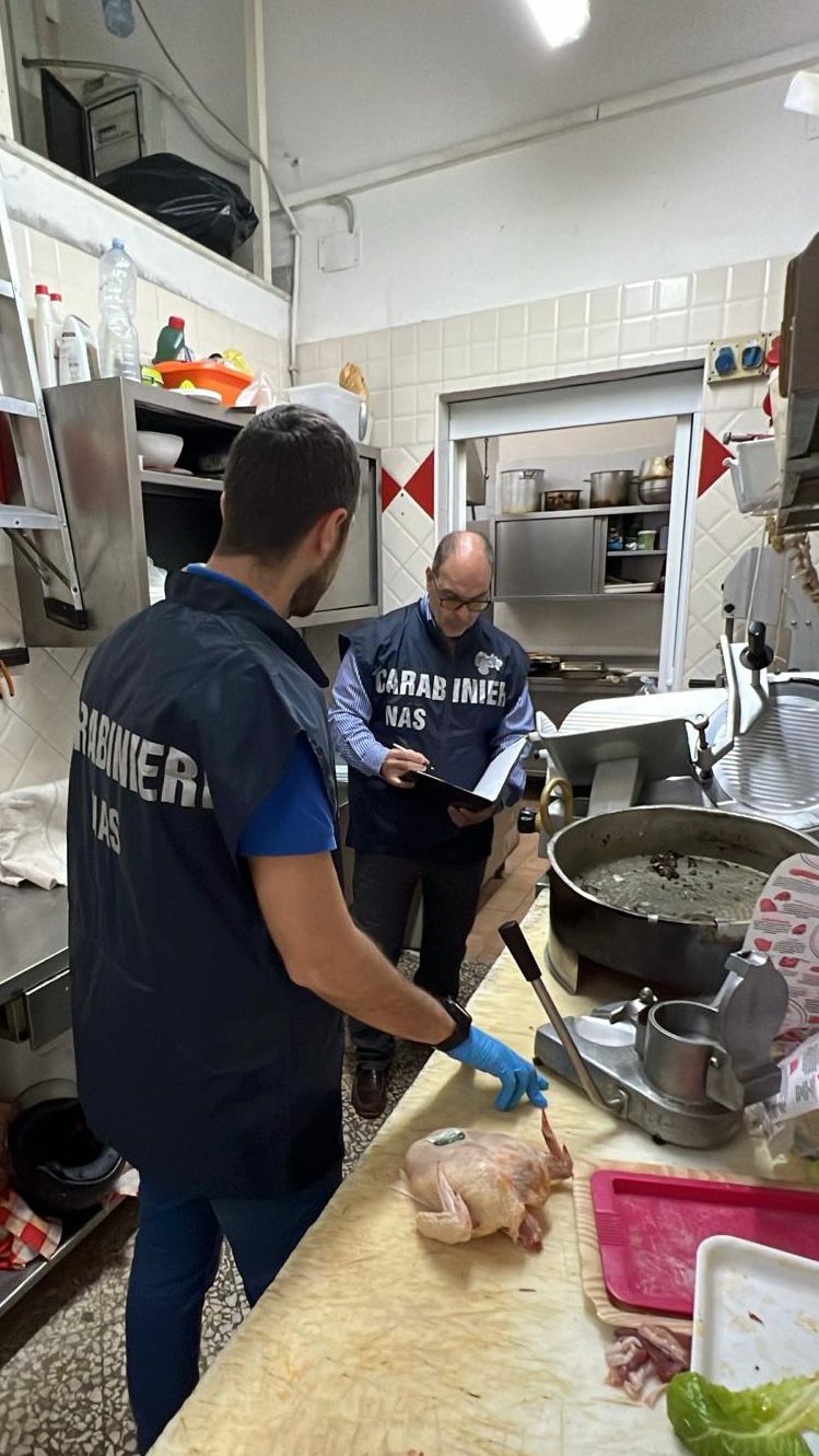 Al momento stai visualizzando Arresto e denunce allo Zen per droga, armi e sicurezza alimentare compromessa