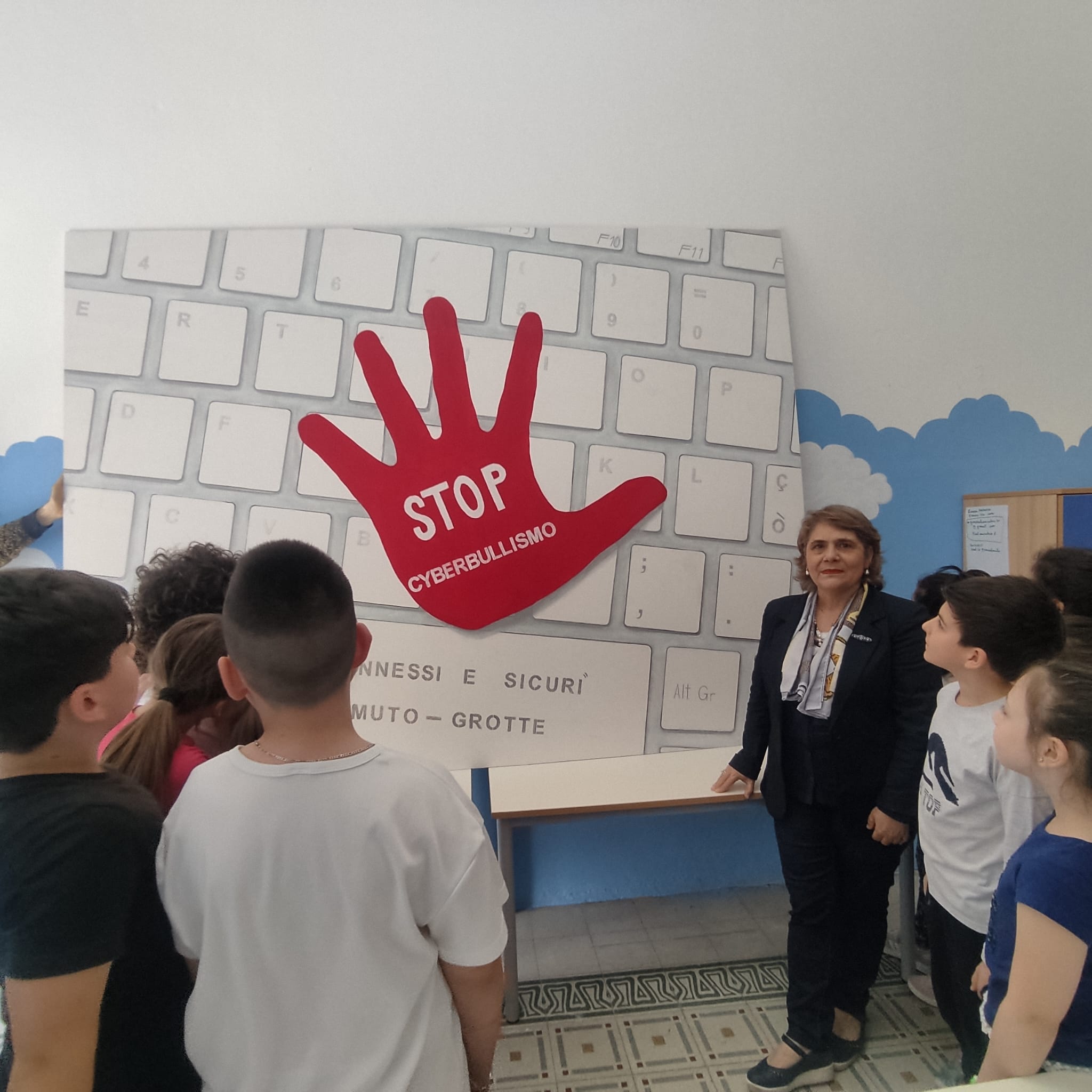 Al momento stai visualizzando Studenti dello Sciascia realizzano un murales contro bullismo a Racalmuto e Grotte