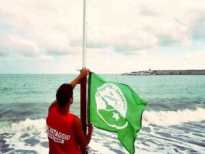 Scopri di più sull'articolo La spiaggia di Menfi ottiene la Bandiera Verde: un riconoscimento per le famiglie
