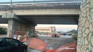Scopri di più sull'articolo Strada chiusa da sei mesi sotto il cavalcavia di Monserrato: disagi per i cittadini