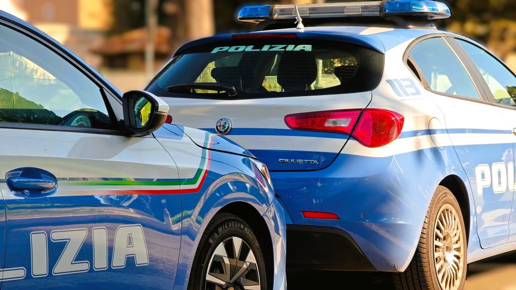 Al momento stai visualizzando Scoperta in auto: donna nel cofano, ma è solo l’amante del conducente