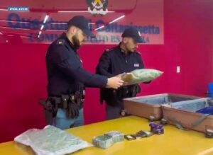 Scopri di più sull'articolo Giovane di 24 anni arrestato per droga: trovati 3,5 chili in garage