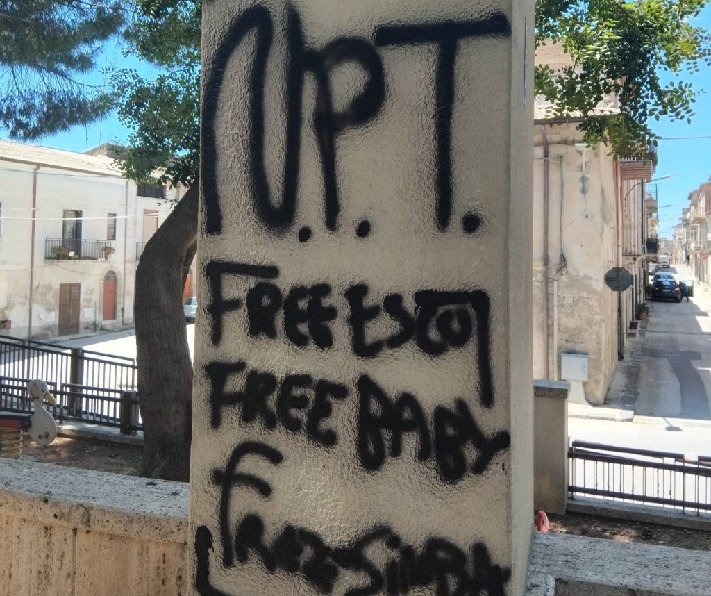 Al momento stai visualizzando Vandali imbrattano villa a Campobello di Licata con scritte su Baby Gang