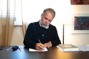 Scopri di più sull'articolo Dino Alonge si oppone alla concessione del teatro Pirandello a Salvini