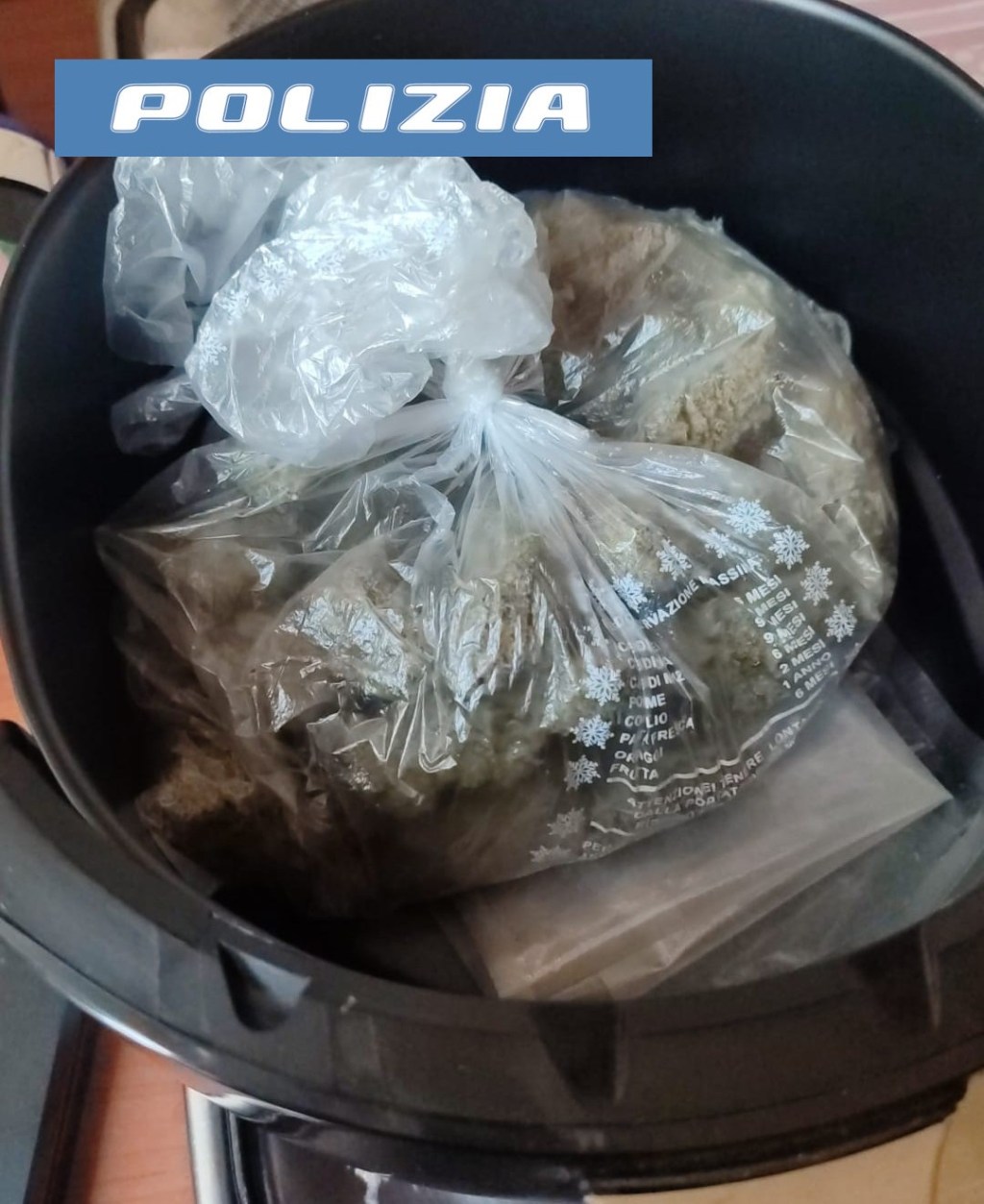 Al momento stai visualizzando Arrestato 31enne: droga in friggitrice ad aria e pistola in cucina
